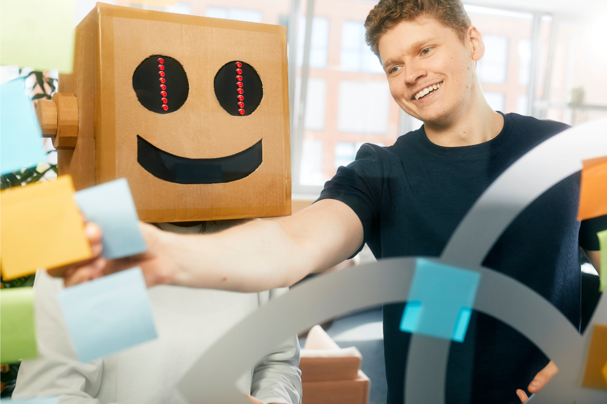 Roboter und Mitarbeiter sortieren Post-Its